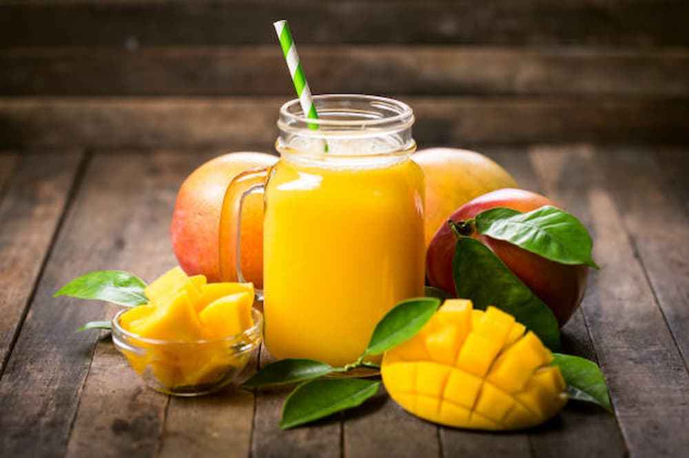 آبمیوه انبه طبیعی با بافت غلیظ و طعم دلپذیر